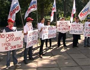 Табацкова – пора убираться: митинг около здания ковровской администрации